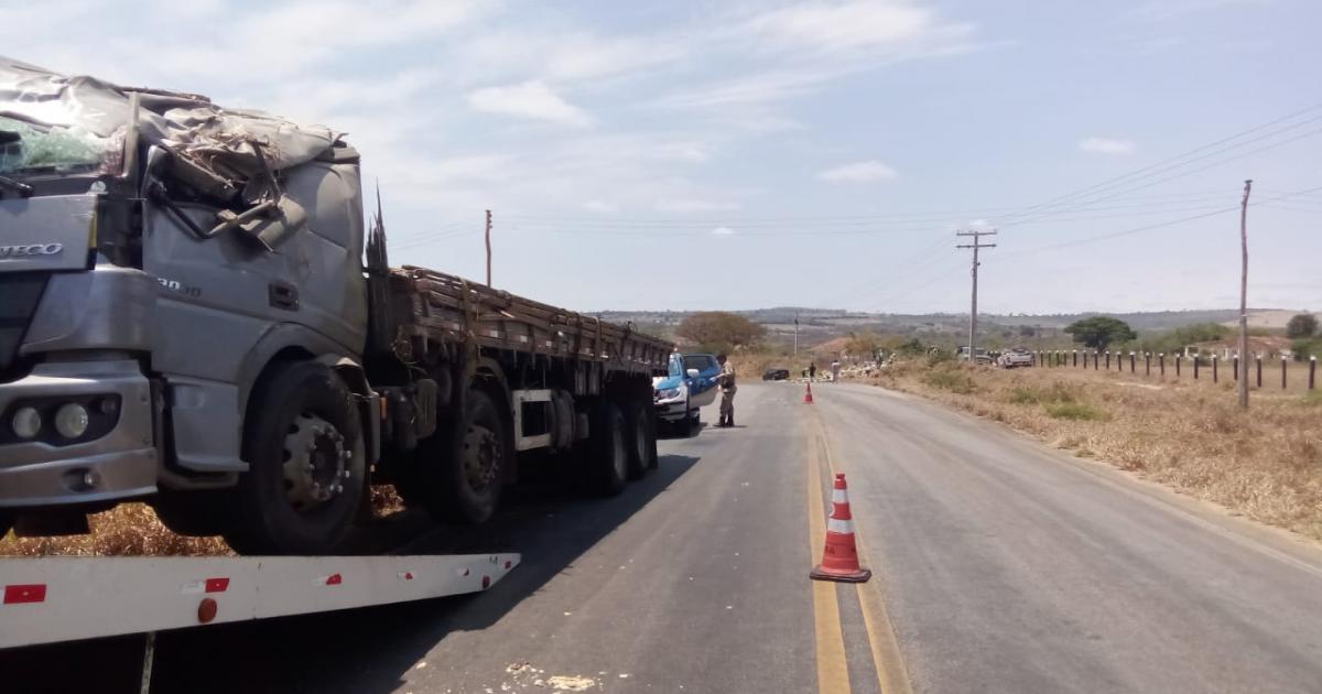 Caminhão verdureiro tombou na BA 250, carga foi toda saqueada