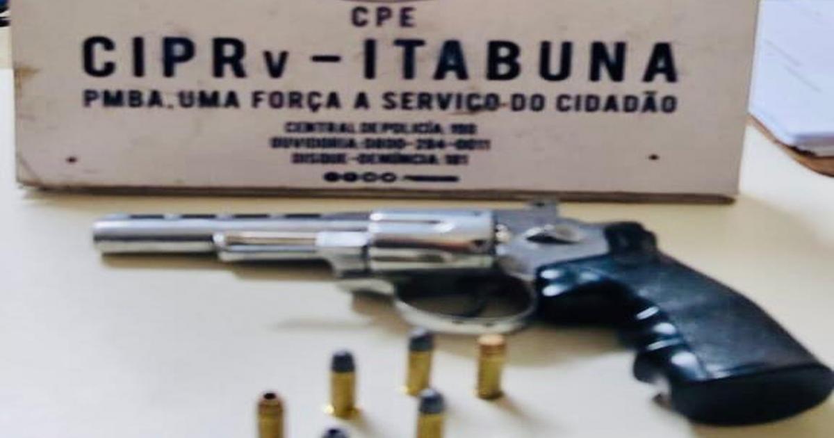 Durante perseguição polícia bandido atira objeto pela janela do carro