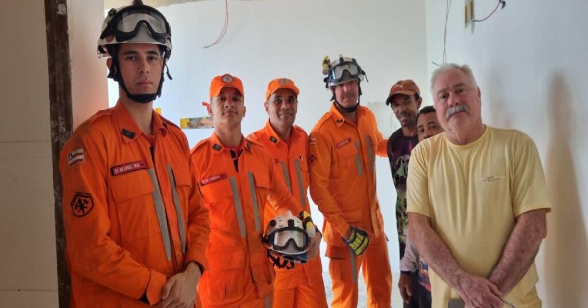 Equipes do 20º BBM resgatam vítimas presas em elevador após apagão