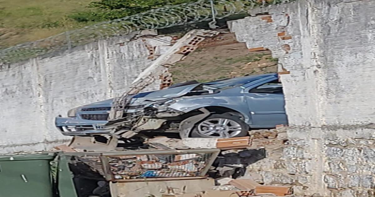 Carro desgovernado atingiu muro de condomínio no bairro São Judas Tadeu