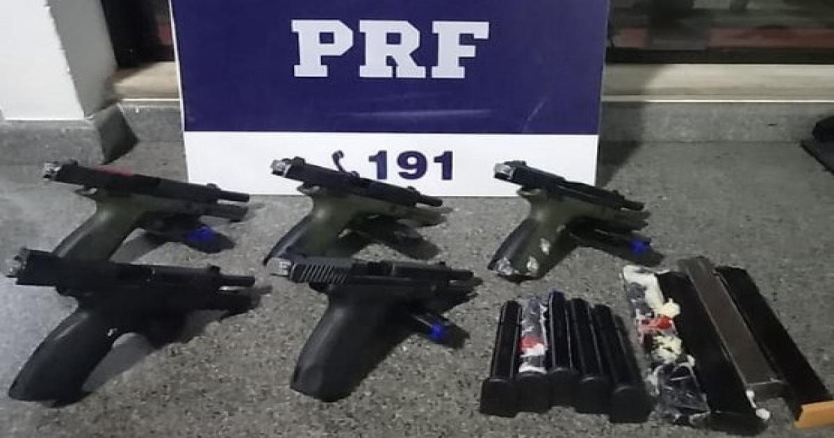 PRF apreende 5 pistolas e 15 carregadores durante abordagem a um ônibus em Jequié