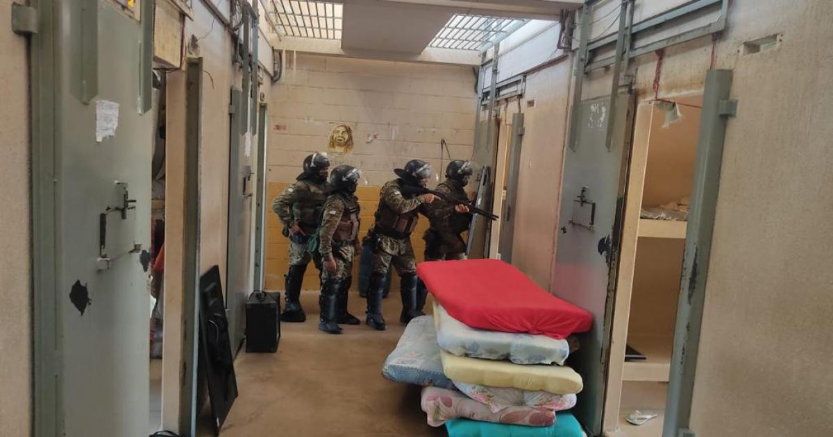 Cipe Caatinga apreende 1.200 porções de drogas e 23 celulares em presídio de Paulo Afonso