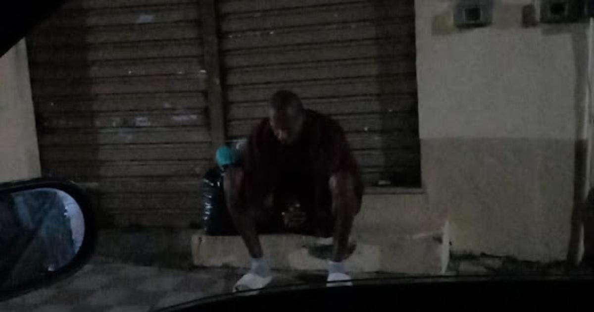 Jitaúna: Homem foi conduzido a Delegacia após ser flagrado na madrugada com uma sacola de cacau.