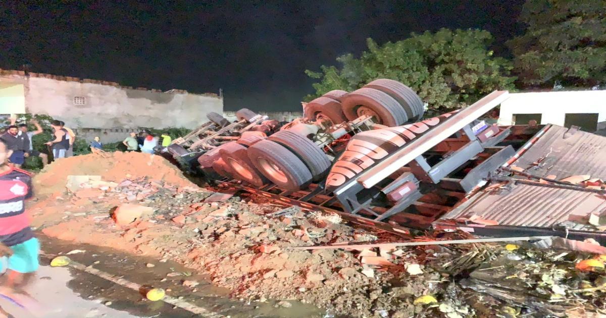 Barra da Estiva: caminhão carregado com melão tombou na curva