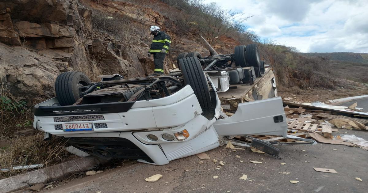 Caminhão capota motorista morre nas ferragens e população saqueia toda a carga