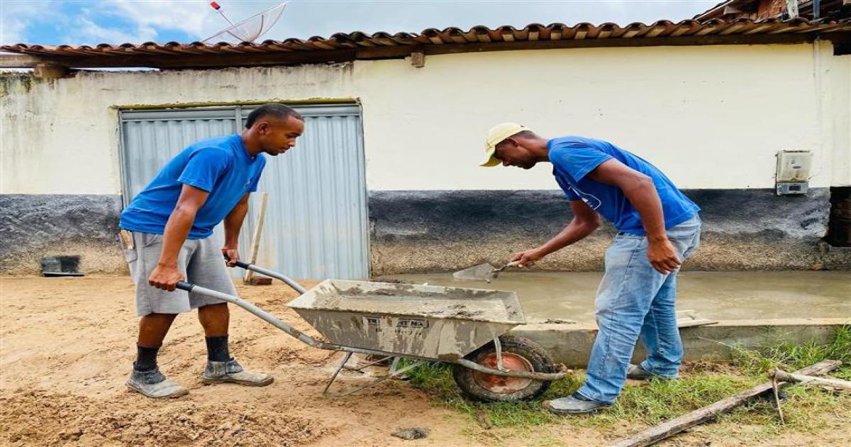 Prefeitura de Jitaúna segue avançando com obras de pavimentação nos bairros Adelino Henrique e Santa Dulce dos Pobres