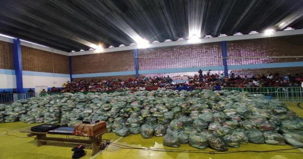 Prefeitura de Jitaúna entrega duas mil cestas básicas em comemoração as festividades de Natal