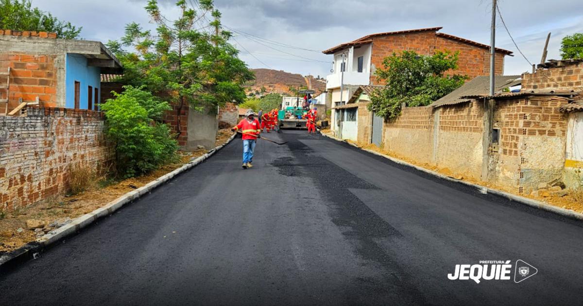 Prefeitura de Jequié avança com pavimentação asfáltica no bairro KM 3 e obras chegam a novas vias públicas