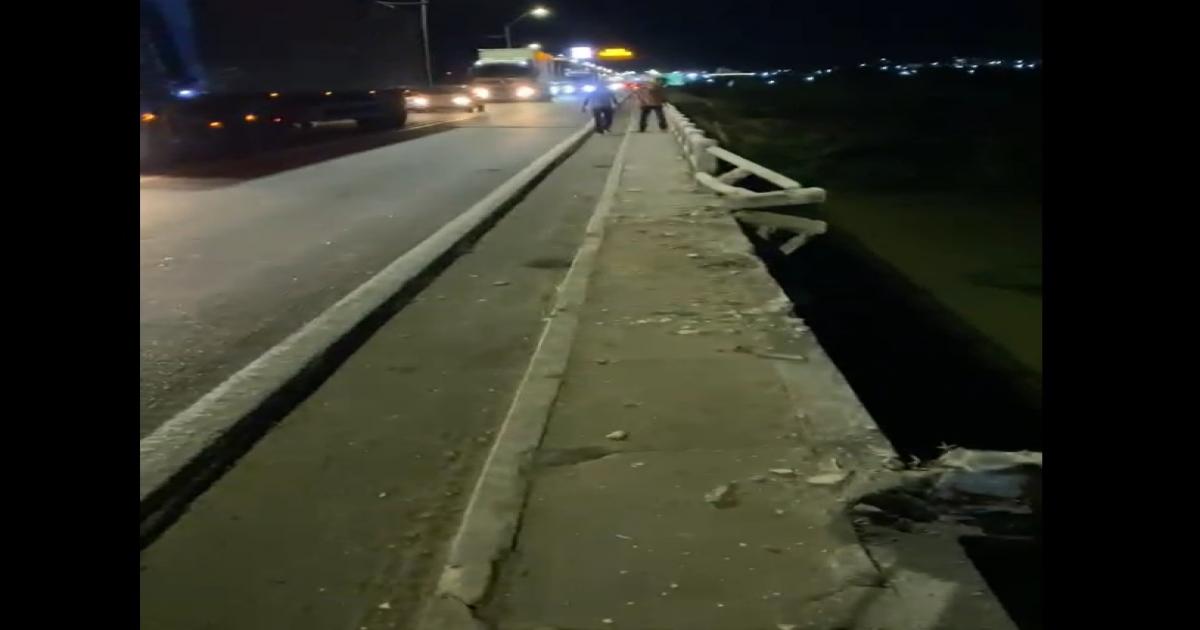 Jequié: Caçamba despencou da ponte no bairro Cidade Nova e caiu dentro do Rio das Contas