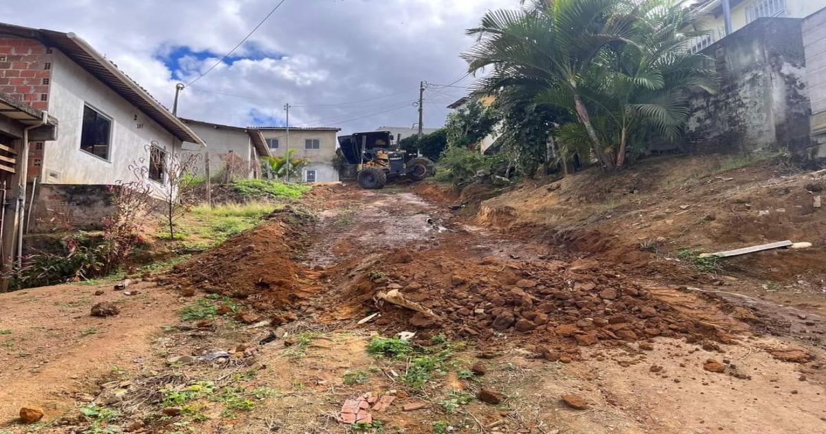 Itagi: Prefeitura executa serviço de terraplanagem para início da pavimentação da Rua Helena Régis