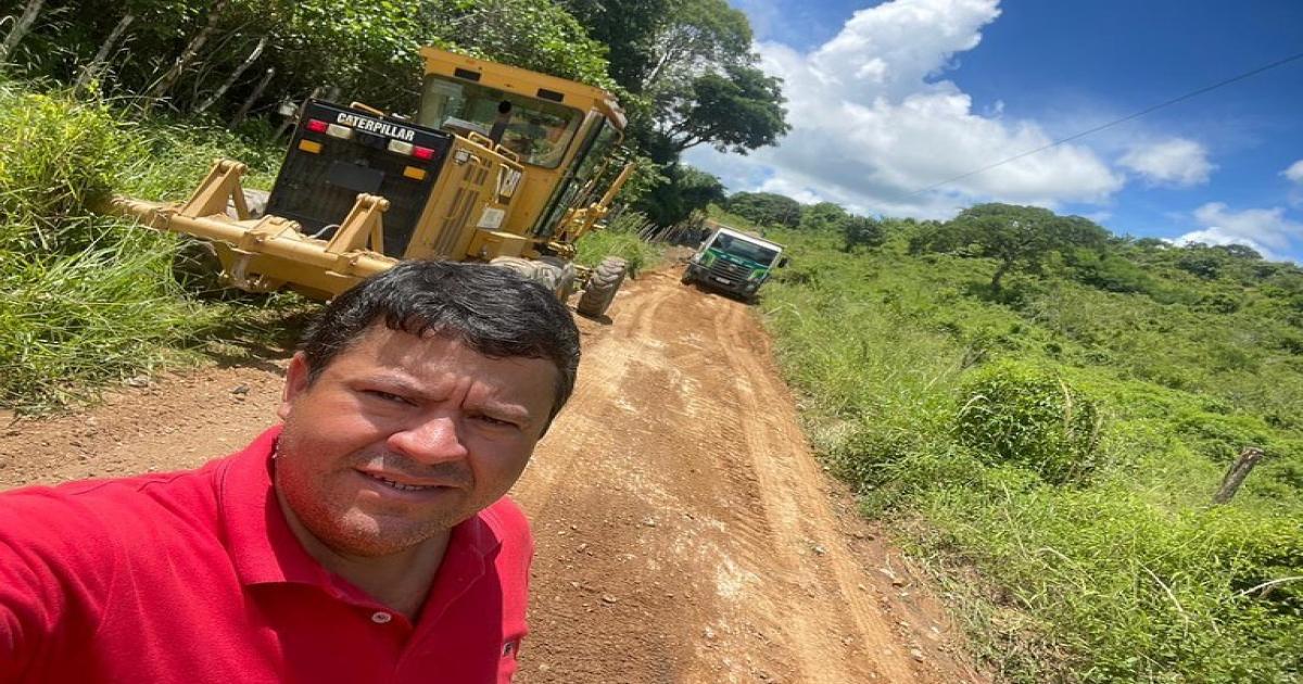 Lafaiete Coutinho: Prefeito João Vei inicia recuperação das estradas municipais