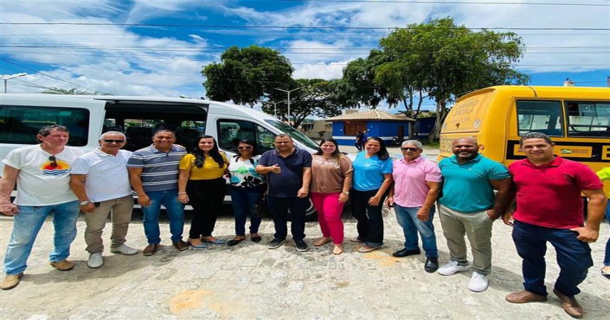 Prefeito de Jitaúna entrega mais um ônibus para ao transporte escolar; Van Transit também foi entregue.