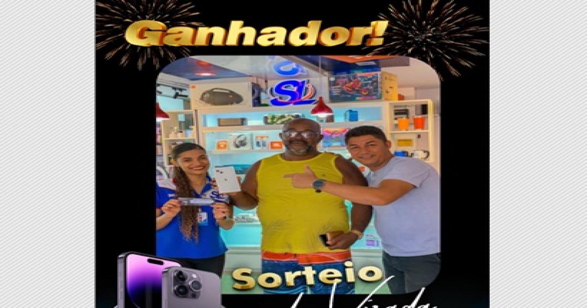 Ganhador recebe Iphone 13 da promoção na Show Livre