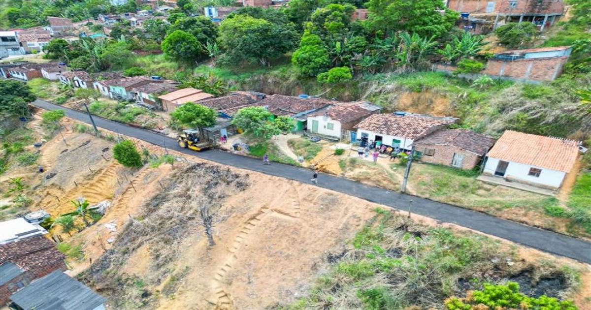 Jitaúna: pavimentação asfáltica prossegue no Bairro Adelino Henrique de Santana