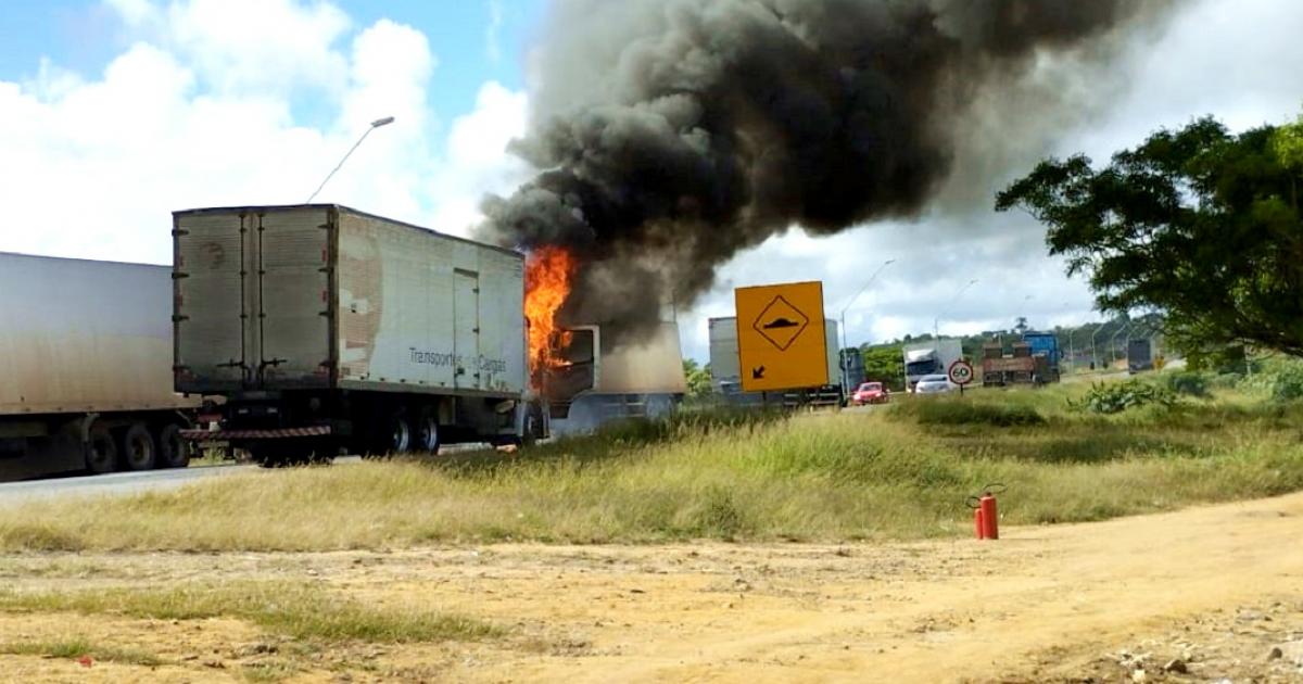 FOGO ATINGE CABINE DE CAMINHÃO QUE TRANSPORTAVA MERCADORIAS DO MERCADO LIVRE BR116 EM BREJÕES.