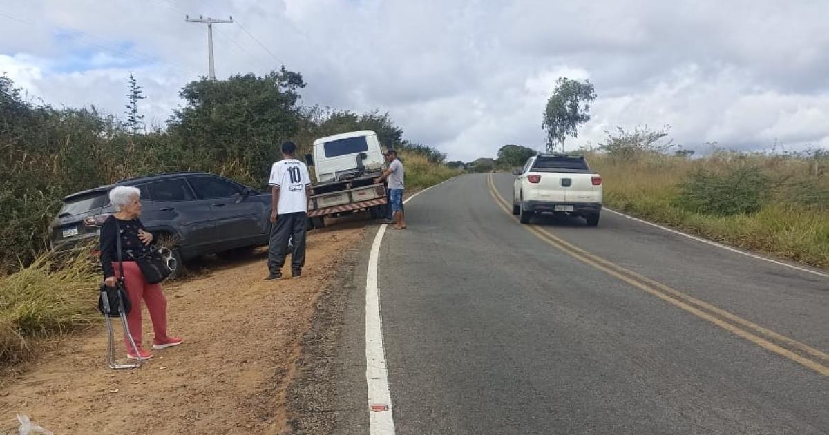 Carro capota na BA 026, ocupantes residem em Rio de Contas