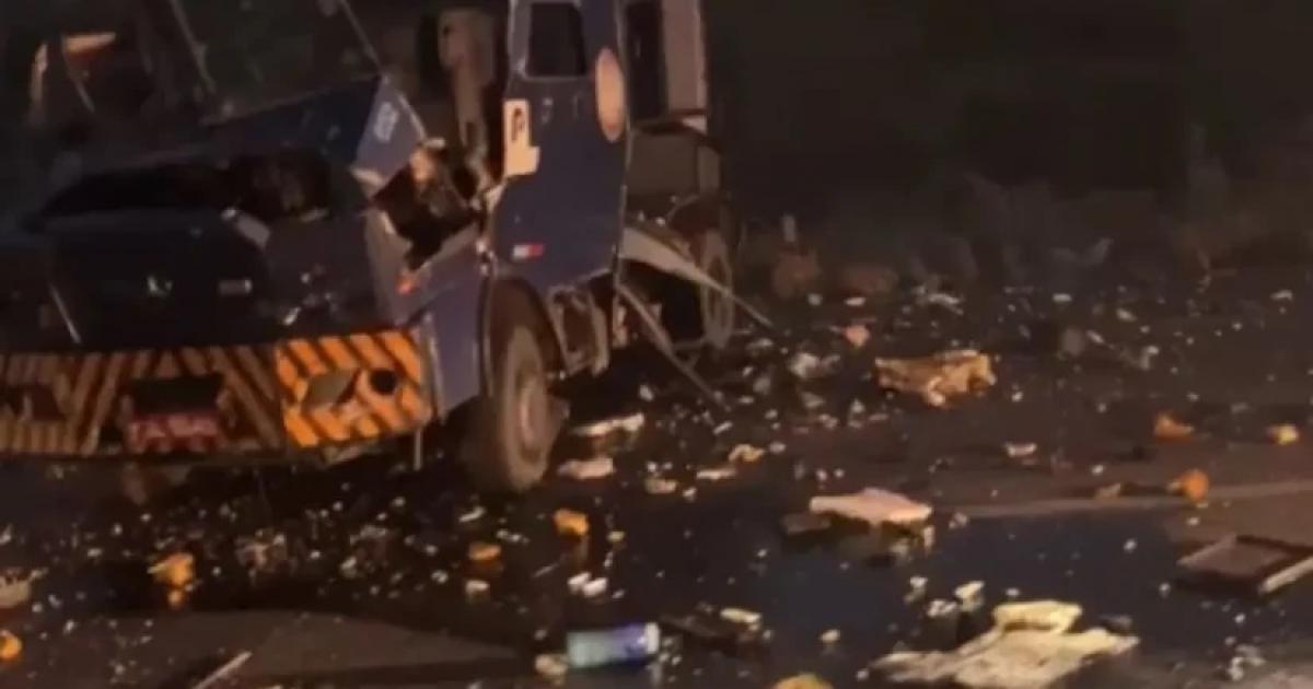 Bandidos explodindo carro-forte na BR-101; suspeitos fugiram