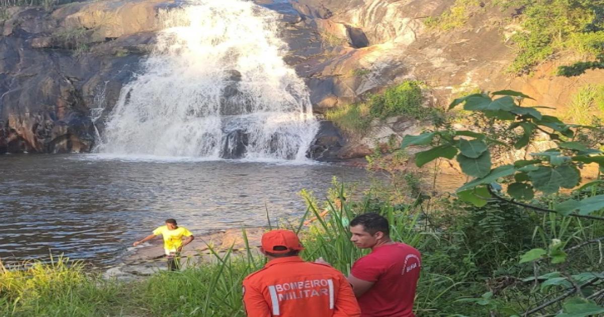 Equipe do Corpo de Bombeiros retoma buscas por jovem que se afogou na cachoeira da Frisuba