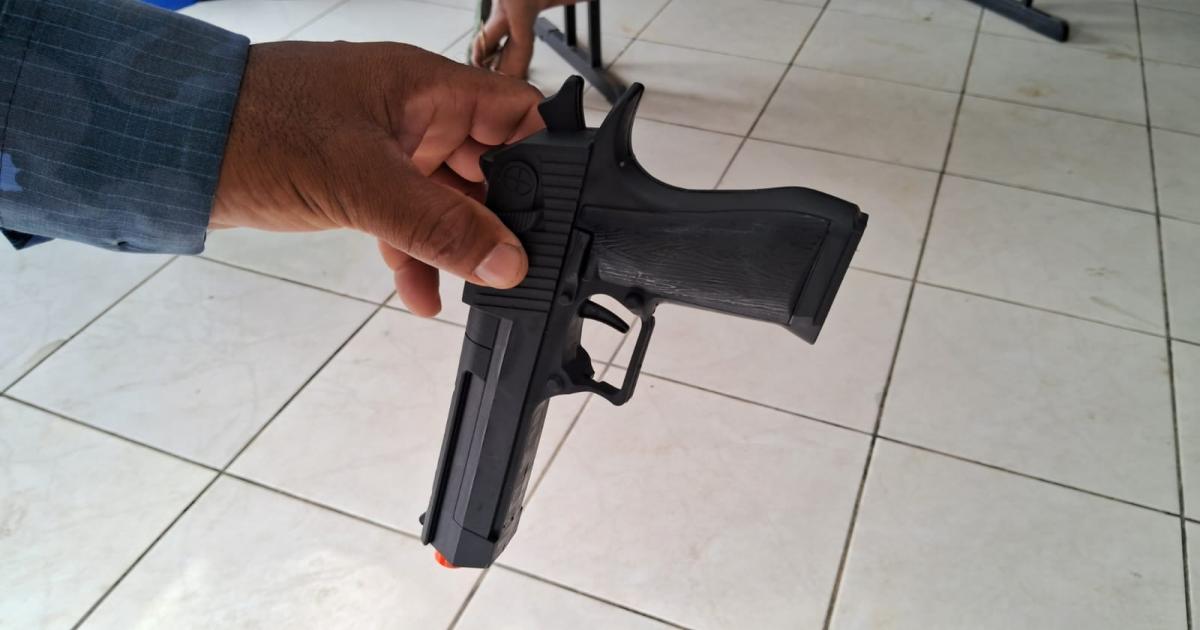 Guarda Municipal de Jitaúna apreende simulacro de arma de fogo