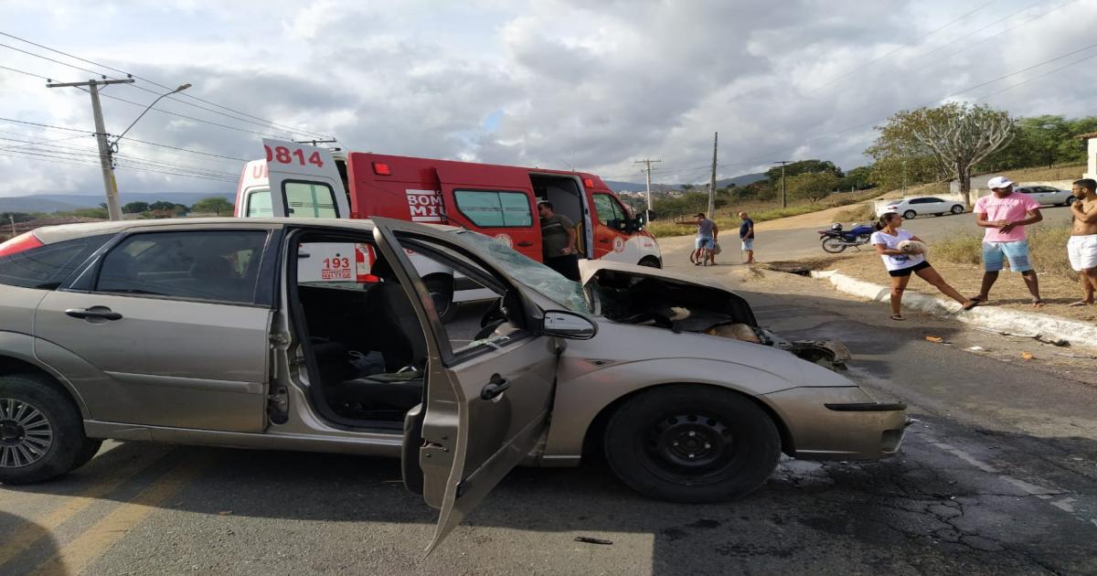 Acidente na BR 330, uma pessoa ficou presa nas ferragens