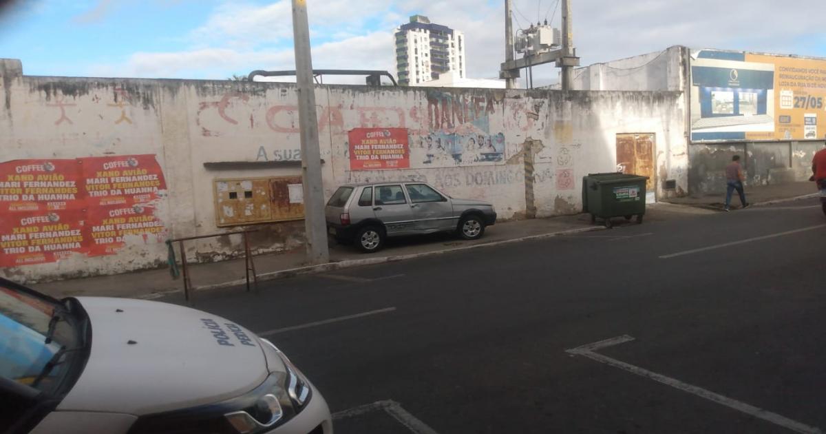 Carro subiu na calçada e passou entre um poste no Centro de Jequié