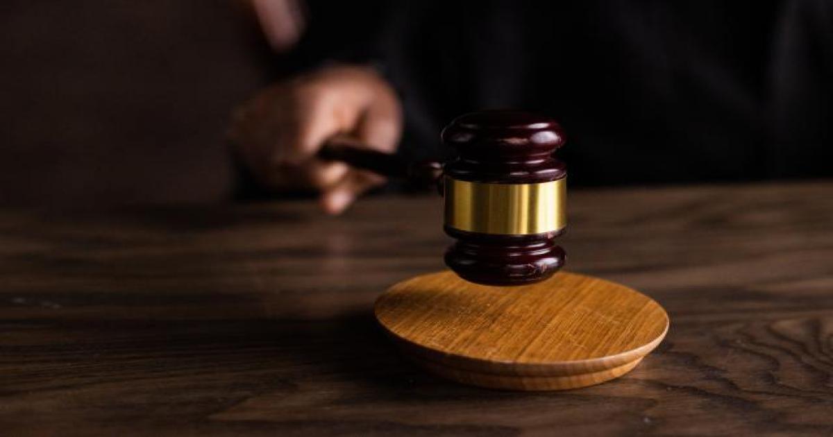 Homem é condenado a 40 anos de prisão por matar quem o denunciou por estupro