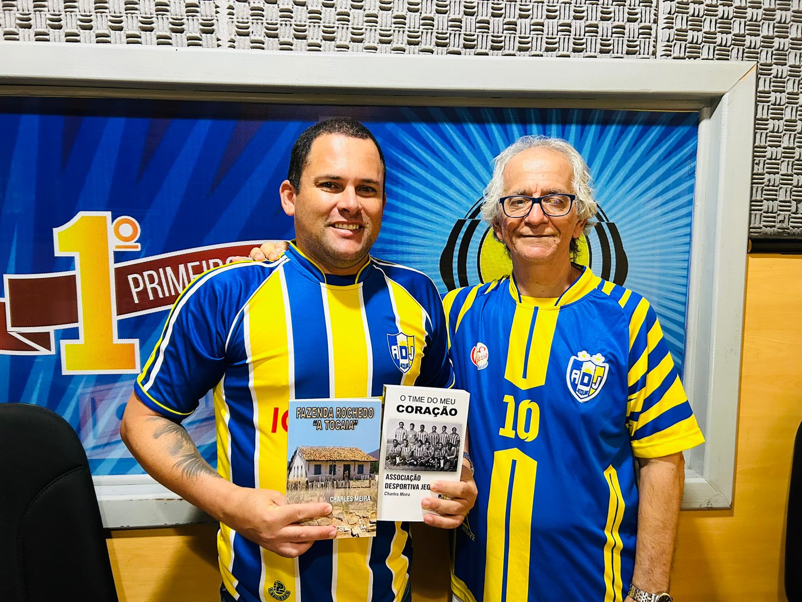 Escritor Charles Meira presenteia Junior Mascote com os clássico Time do Meu coração e Fazenda Rochedo Escritor Charles Meira presenteia Junior Mascote com os clássico Time do Meu coração e Fazenda Rochedo