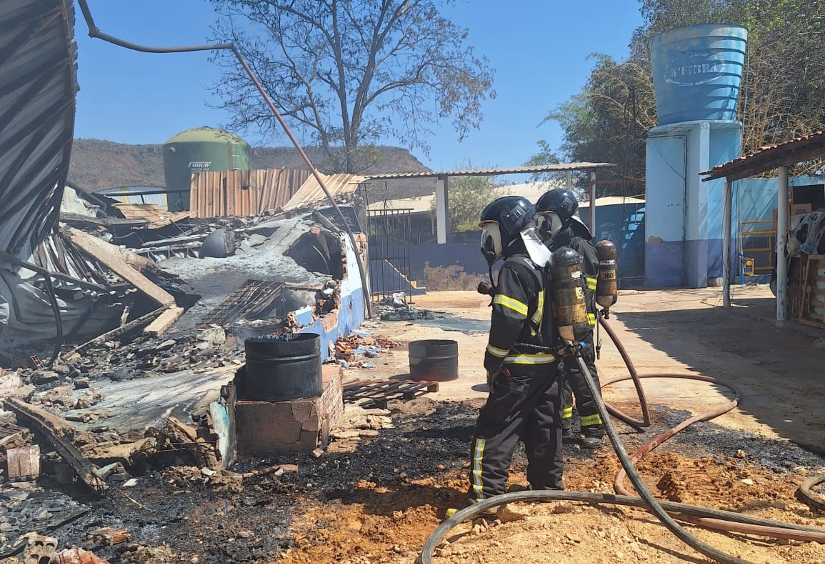 Após 8 horas, incêndio é debelado em fábrica de produtos químicos em Barreiras