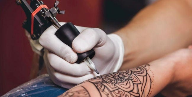 Tintas de tatuagem são recolhidas em todo território dos EUA após contaminação generalizada Tintas de tatuagem são recolhidas em todo território dos EUA após contaminação generalizada