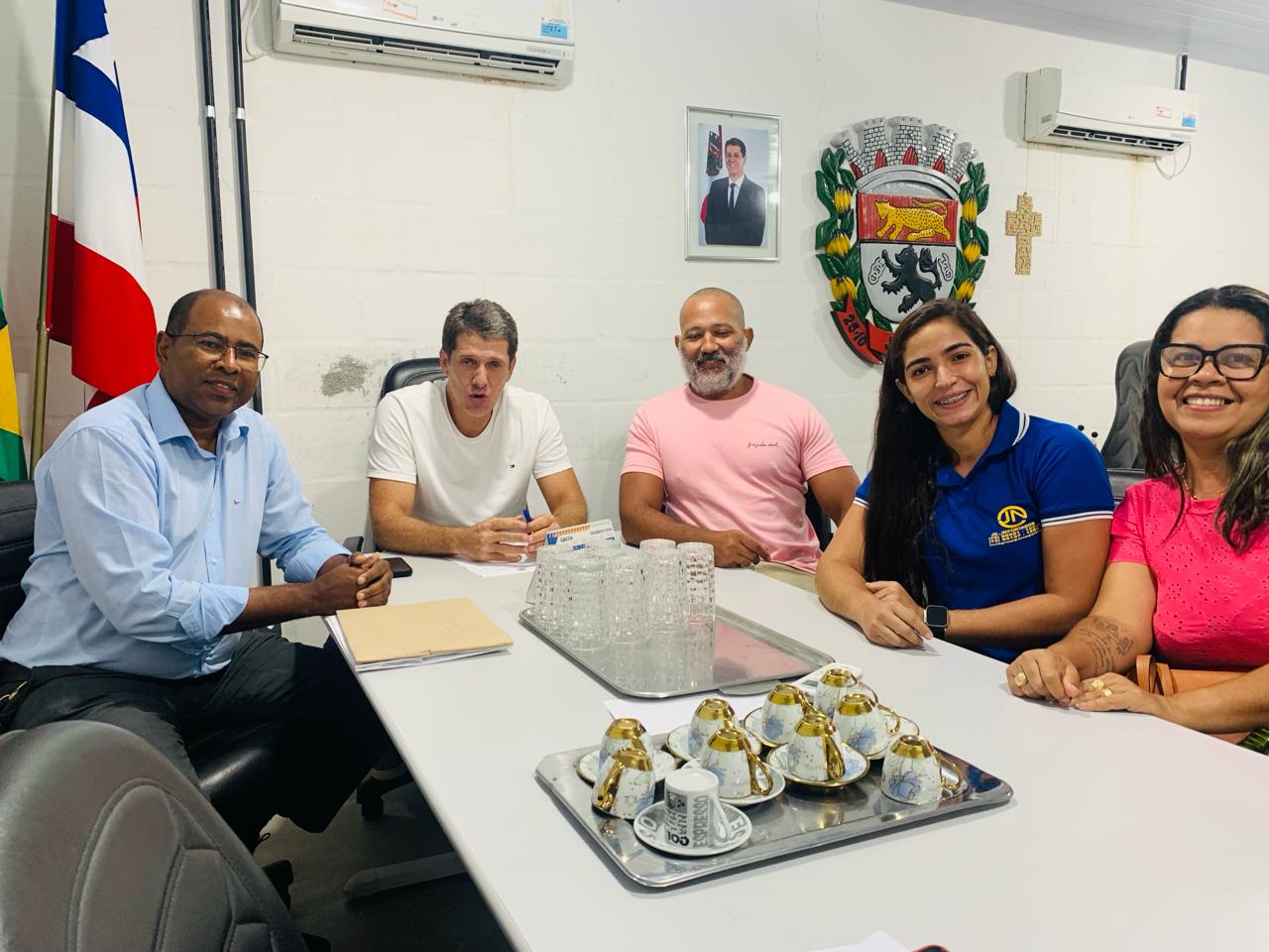 Gilvan cobra melhorias para vários bairros de Jequié em audiência com o prefeito Zé Cocá Gilvan cobra melhorias para vários bairros de Jequié em audiência com o prefeito Zé Cocá