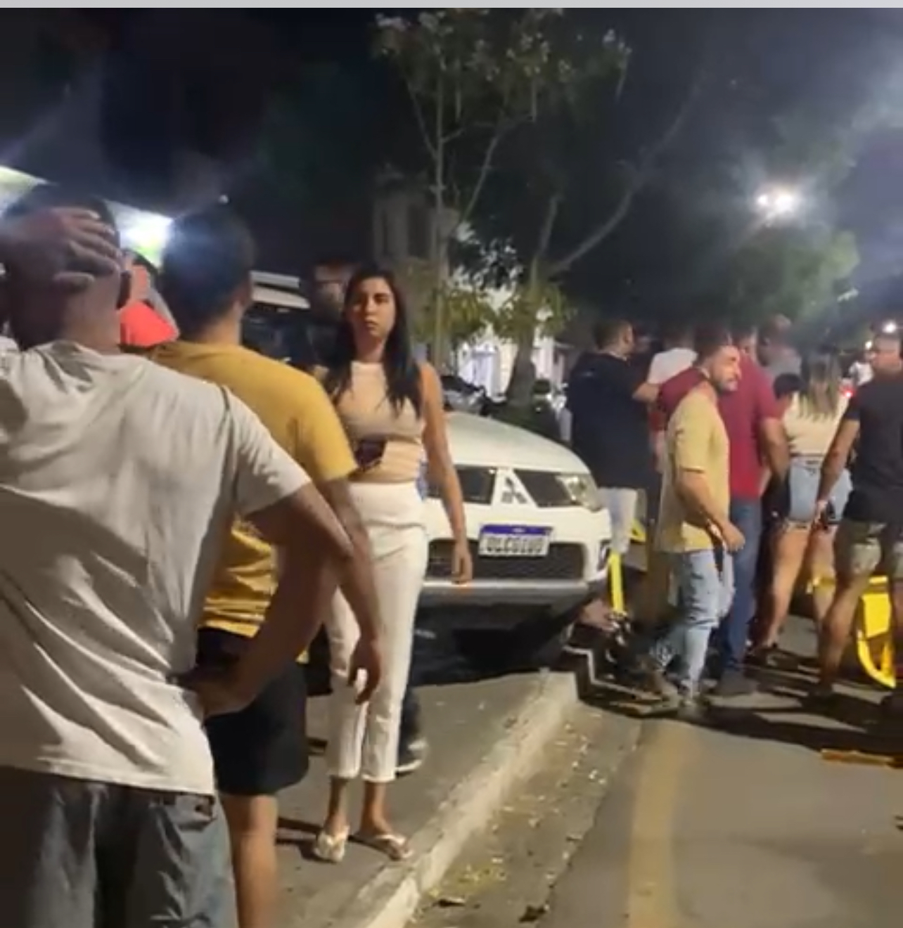 Carro desgovernado atropelou pessoas que bebiam na calçada de um bar no bairro Caixa Dágua
