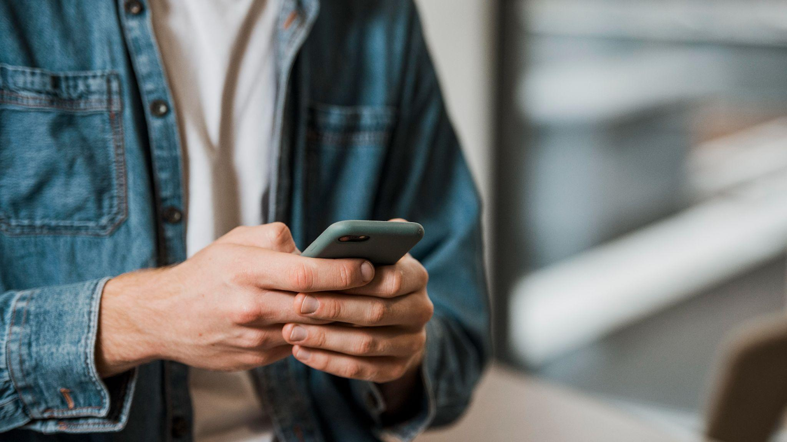 Uso prolongado de celular pode causar lesões na mão Uso prolongado de celular pode causar lesões na mão