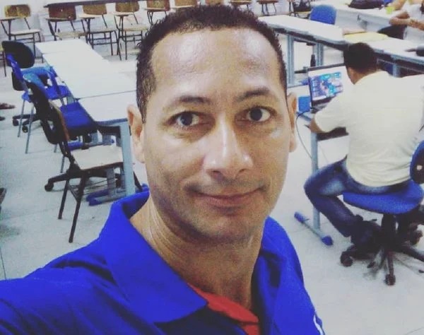 Alunos de escola em Ubaitaba repudiam prisão de diretor: Estamos envergonhados Alunos de escola em Ubaitaba repudiam prisão de diretor: Estamos envergonhados