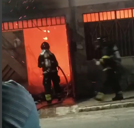 Casa destruída pelo fogo na Rua 15 de Novembro Casa destruída pelo fogo na Rua 15 de Novembro