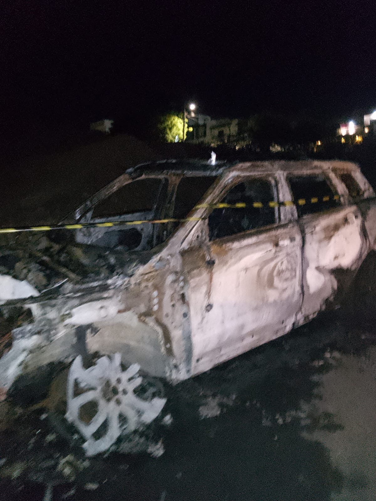 Carro é destruído pelo fogo no bairro São Judas Tadeu. Carro é destruído pelo fogo no bairro São Judas Tadeu.