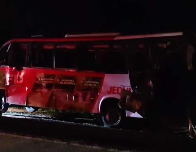 Ônibus do TFD de Jequié se envolveu em acidente na BR 116, os feridos foram encaminhados para o hospital Ônibus do TFD de Jequié se envolveu em acidente na BR 116, os feridos foram encaminhados para o hospital