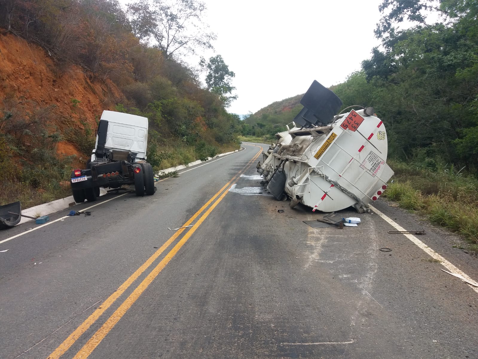 Tanque carregado com combustíveis se desprendeu do caminhão e caiu sobre a pista Tanque carregado com combustíveis se desprendeu do caminhão e caiu sobre a pista