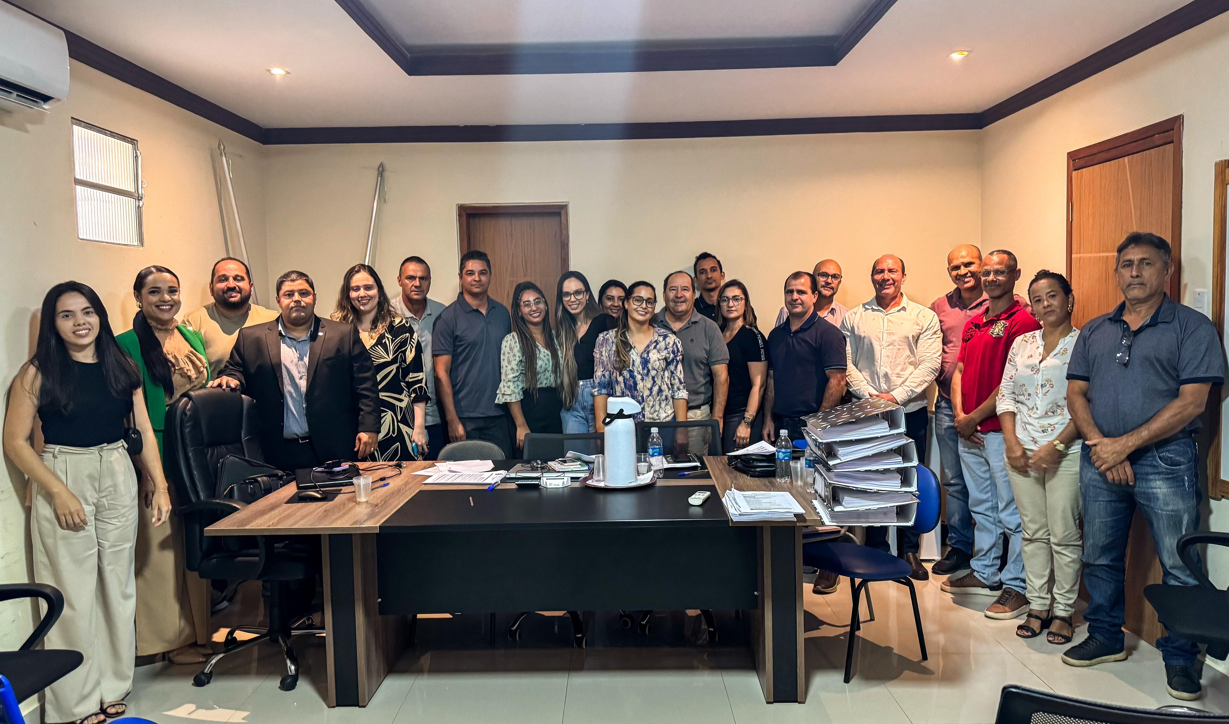 Equipe de transição do prefeito eleito Vinícius Costa realiza primeira reunião com membros da atual gestão em Manoel Vitorino Equipe de transição do prefeito eleito Vinícius Costa realiza primeira reunião com membros da atual gestão em Manoel Vitorino