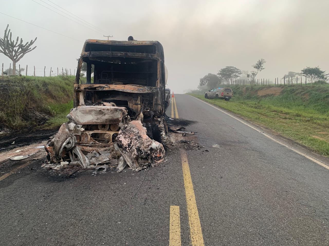 Carreta carregada de cimento incendiada na BA 026