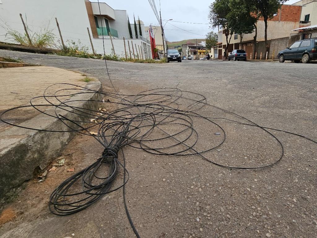 Fio de internet provoca acidente com motociclista no bairro Jequiezinho