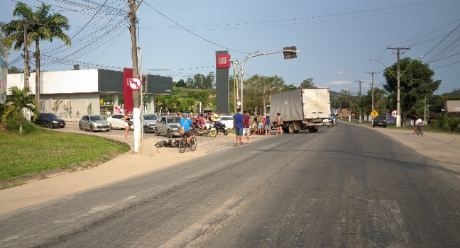 Ipiaú: Adolescente morre em colisão entre moto e caminhão na entrada do ACM Ipiaú: Adolescente morre em colisão entre moto e caminhão na entrada do ACM
