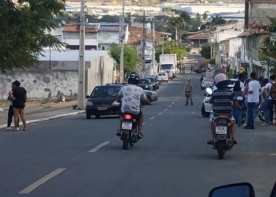 Polícia l bandido armado é morto em confronto com a PM dentro do Colégio Presidente Médice, que passa por reformas Polícia l bandido armado é morto em confronto com a PM dentro do Colégio Presidente Médice, que passa por reformas