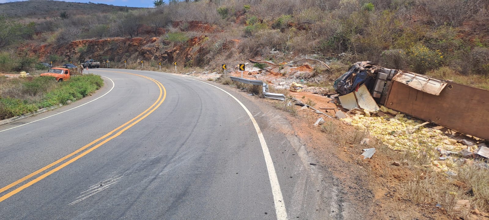 Acidente l carreta capota na ladeira de Pé de Serra e carga é totalmente saqueada Acidente l carreta capota na ladeira de Pé de Serra e carga é totalmente saqueada