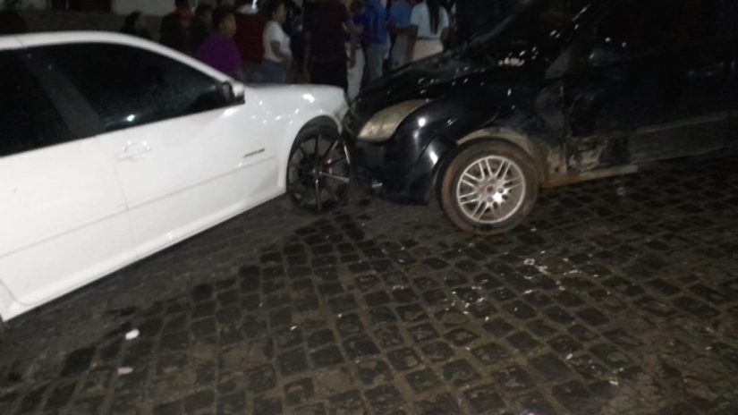 Barra do Rocha: Carro desgovernado atropela cinco pessoas Barra do Rocha: Carro desgovernado atropela cinco pessoas