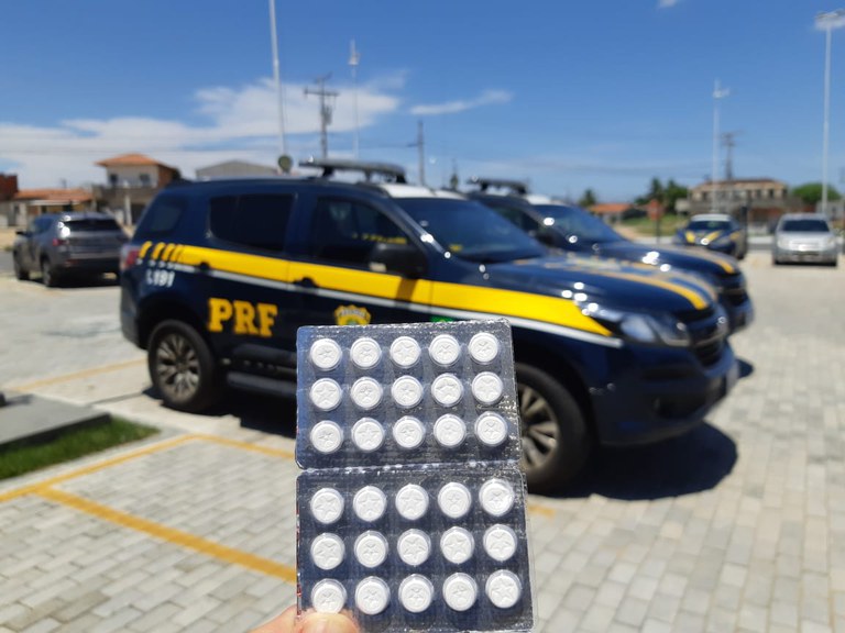 Motorista de carreta é autuado pelo porte de 53 comprimidos de rebite em Jequié Motorista de carreta é autuado pelo porte de 53 comprimidos de rebite em Jequié