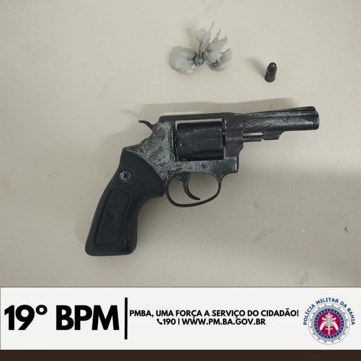 Suspeito é detido com arma de fogo na Duque de Caxias Suspeito é detido com arma de fogo na Duque de Caxias