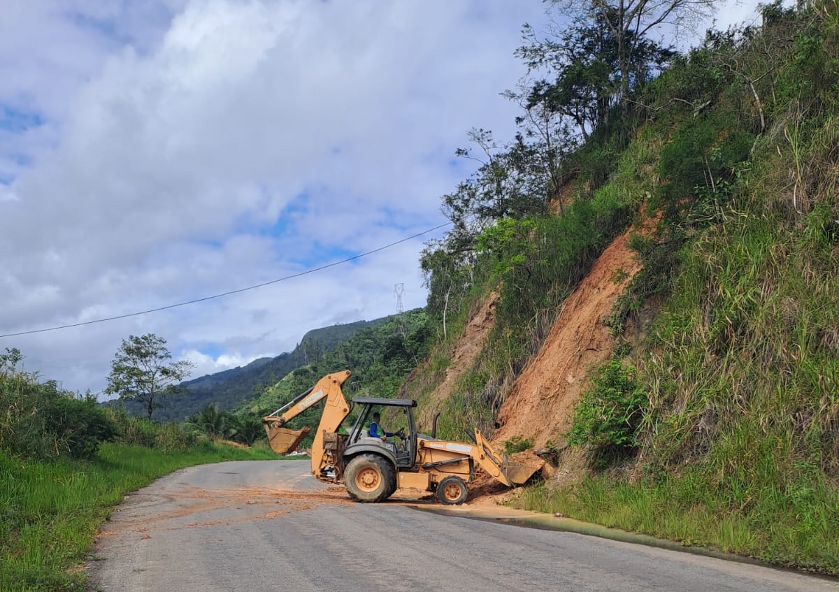 Chuvas provocam deslizamentos de terra em 3 pontos entre Jequié e Itamari Chuvas provocam deslizamentos de terra em 3 pontos entre Jequié e Itamari