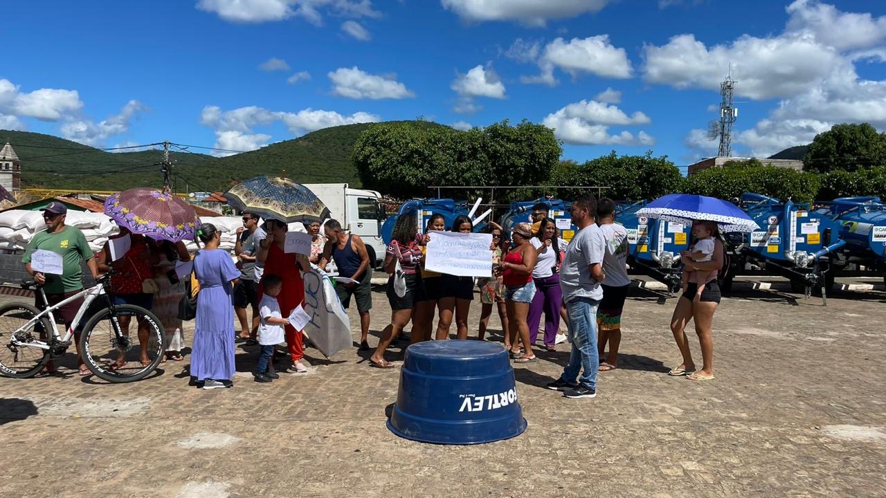 Governador Jerônimo Rodrigues é recebido por protesto de moradores em Manoel Vitorino Governador Jerônimo Rodrigues é recebido por protesto de moradores em Manoel Vitorino