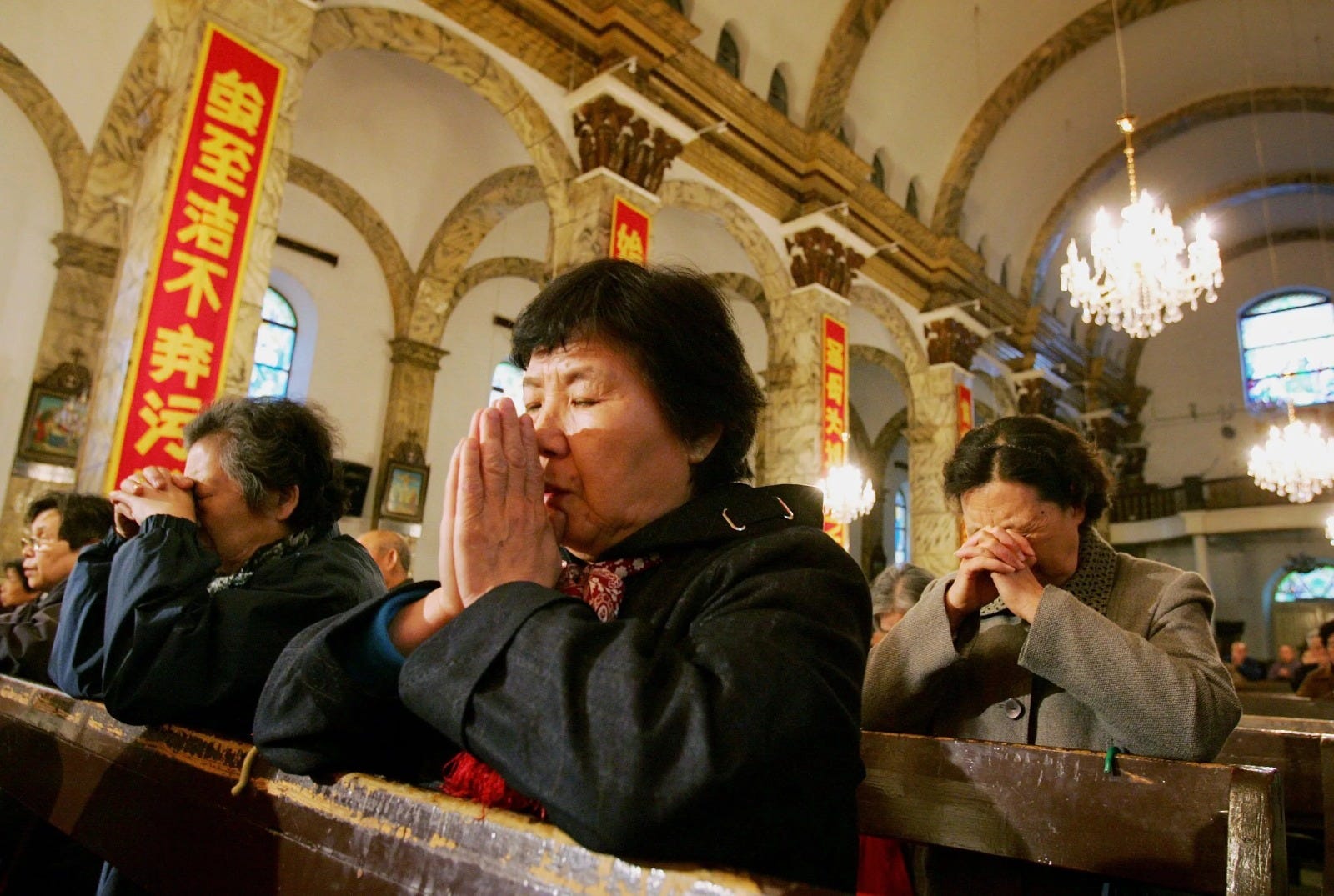 Na China comunista, PCCh troca imagem de Jesus e Nossa Senhora por Mao Tse Tung e Xi Jinping Na China comunista, PCCh troca imagem de Jesus e Nossa Senhora por Mao Tse Tung e Xi Jinping