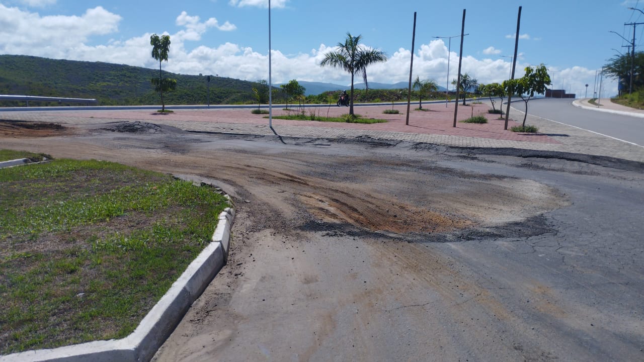 Buraqueira toma conta da Avenida Tote Lomanto, principal entrada de Jequié Buraqueira toma conta da Avenida Tote Lomanto, principal entrada de Jequié